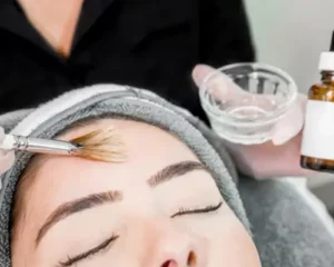Soins visage : peeling : application du serum de peeling