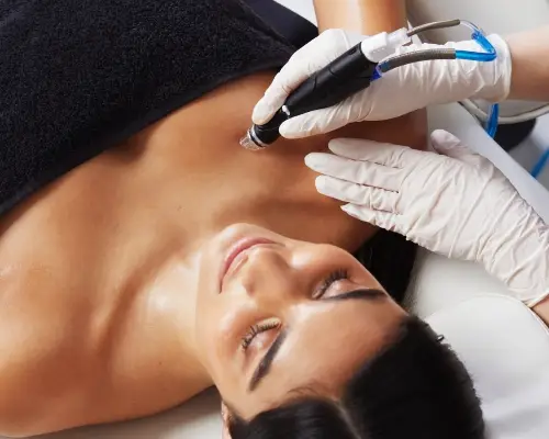 Hydrafacial syndeo traitement du cou et du décolleté
